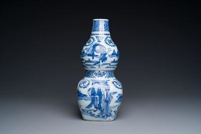 Rare vase de forme double gourde en porcelaine de Chine en bleu et blanc à décor de Guo Tai Min An 國泰民安, Jiajing/Wanli
