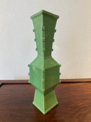 Rare vase de forme losange en porcelaine de Chine en vert de citron monochrome, République — photo 2