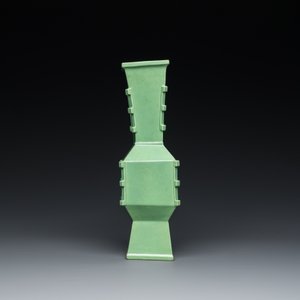 Rare vase de forme losange en porcelaine de Chine en vert de citron monochrome, République — photo 2