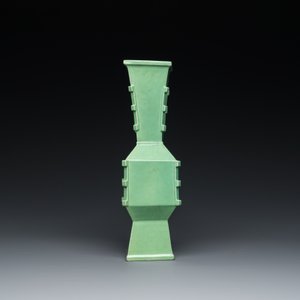 Rare vase de forme losange en porcelaine de Chine en vert de citron monochrome, République — photo 3