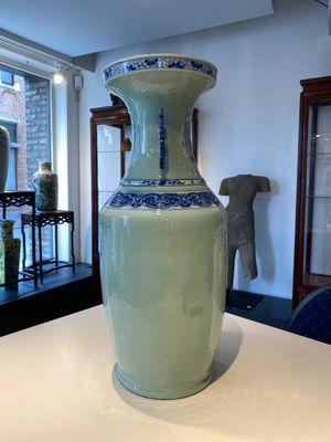 Rare vase en porcelaine de Chine à décor 'Wu Shuang Pu' en bleu et blanc sur fond céladon, 19ème — photo 2