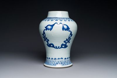 Rare vase en porcelaine de Chine en bleu et blanc à décor floral, Kangxi