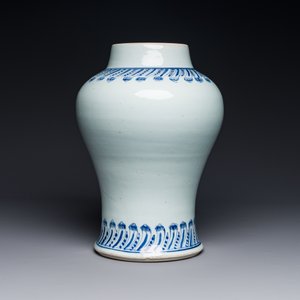 Rare vase en porcelaine de Chine en bleu et blanc à décor floral, Kangxi — photo 2
