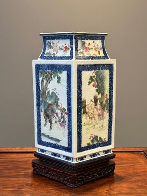 Rare vase en porcelaine de Chine famille rose en forme de losange à décor de 'pêcheur, bûcheron, agriculteur et érudit 漁樵耕讀圖', Qianlong — photo 1