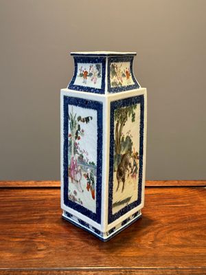 Rare vase en porcelaine de Chine famille rose en forme de losange à décor de 'pêcheur, bûcheron, agriculteur et érudit 漁樵耕讀圖', Qianlong — photo 2