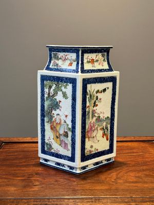 Rare vase en porcelaine de Chine famille rose en forme de losange à décor de 'pêcheur, bûcheron, agriculteur et érudit 漁樵耕讀圖', Qianlong — photo 3
