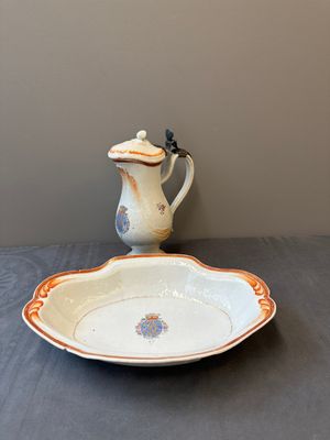 Rare verseuse couverte et son bassin en porcelaine de Chine de la Compagnie des Indes à monogramme couronné 'RLI', Qianlong — photo 1