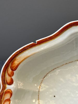 Rare verseuse couverte et son bassin en porcelaine de Chine de la Compagnie des Indes à monogramme couronné 'RLI', Qianlong — photo 13