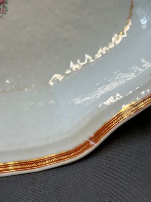 Rare verseuse couverte et son bassin en porcelaine de Chine de la Compagnie des Indes à monogramme couronné 'RLI', Qianlong — photo 17