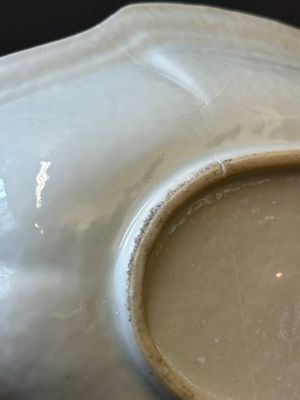 Rare verseuse couverte et son bassin en porcelaine de Chine de la Compagnie des Indes à monogramme couronné 'RLI', Qianlong — photo 20