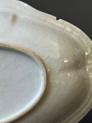 Rare verseuse couverte et son bassin en porcelaine de Chine de la Compagnie des Indes à monogramme couronné 'RLI', Qianlong — photo 21