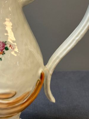 Rare verseuse couverte et son bassin en porcelaine de Chine de la Compagnie des Indes à monogramme couronné 'RLI', Qianlong — photo 3