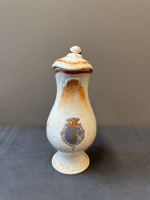 Rare verseuse couverte et son bassin en porcelaine de Chine de la Compagnie des Indes à monogramme couronné 'RLI', Qianlong — photo 4