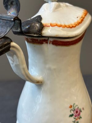 Rare verseuse couverte et son bassin en porcelaine de Chine de la Compagnie des Indes à monogramme couronné 'RLI', Qianlong — photo 9