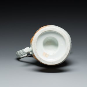 Rare verseuse couverte et son bassin en porcelaine de Chine de la Compagnie des Indes à monogramme couronné 'RLI', Qianlong — photo 8