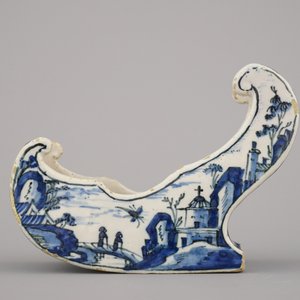 Râtelier à pipes rare en faïence de Delft, bleu et blanc en modèle de luge, 18e — photo 2