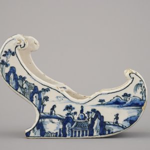 Râtelier à pipes rare en faïence de Delft, bleu et blanc en modèle de luge, 18e — photo 4
