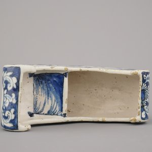 Râtelier à pipes rare en faïence de Delft, bleu et blanc en modèle de luge, 18e — photo 6