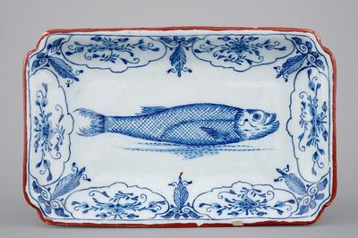 Een Delfts aardewerken blauw-wit rechthoekig haringbord, 18e eeuw