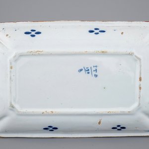 Een Delfts aardewerken blauw-wit rechthoekig haringbord, 18e eeuw — foto 2