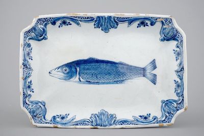Een Delfts aardewerken blauw-wit rechthoekig haringbord, 18e eeuw