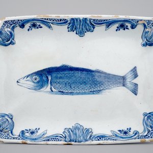 Een Delfts aardewerken blauw-wit rechthoekig haringbord, 18e eeuw — foto 1