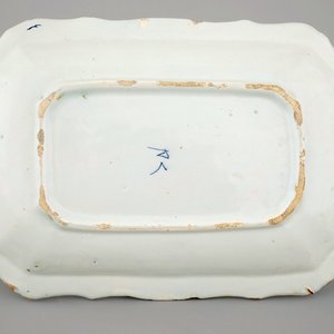 Een Delfts aardewerken blauw-wit rechthoekig haringbord, 18e eeuw — foto 2