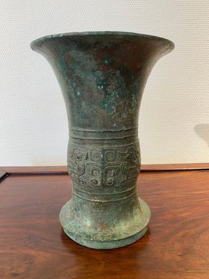 Récipient à vin rituel de type 'zun' en bronze archaïque à inscription, Chine, probablement Zhou de l'Ouest — photo 3