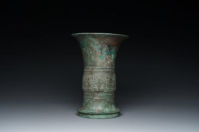 Récipient à vin rituel de type 'zun' en bronze archaïque à inscription, Chine, probablement Zhou de l'Ouest