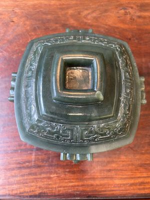 Récipient alimentaire rituel couvert de type Fu 簠 en jade vert épinard, 18/19ème — photo 4