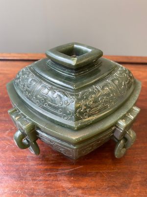Récipient alimentaire rituel couvert de type Fu 簠 en jade vert épinard, 18/19ème — photo 5