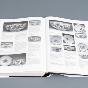 Regina Krahl, John Ayers: Chinese Ceramics in the Topkapi Saray Museum, Istanbul: A Complete Catalogue, 3 volumes — 照片 28