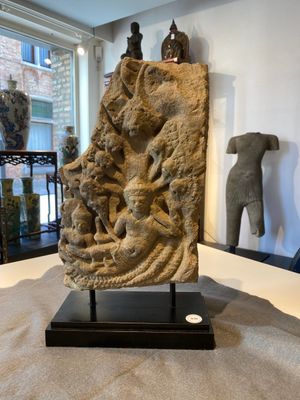 Relief en grès représentant 'La naissance de Brahma', art khmer, époque d'Angkor, le Cambodge, 11ème — photo 1