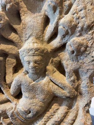 Relief en grès représentant 'La naissance de Brahma', art khmer, époque d'Angkor, le Cambodge, 11ème — photo 3