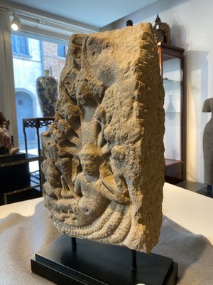 Relief en grès représentant 'La naissance de Brahma', art khmer, époque d'Angkor, le Cambodge, 11ème — photo 9