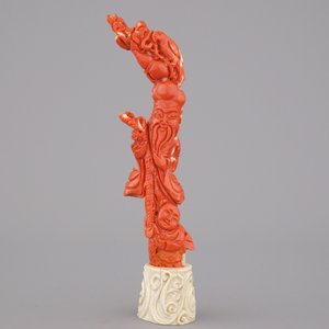 Remarquable figure de Shou Lao en corail sculpté avec support en ivoire, Chine, dynastie Qing — photo 1