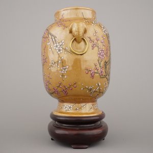 Remarquable vase avec support, fond marron, Chine, famille rose, 19e — photo 5
