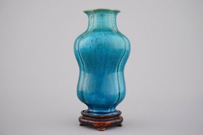 Remarquable vase en turquoise monochrome avec support sculpté en bois, Chine, 18e