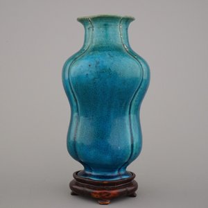 Remarquable vase en turquoise monochrome avec support sculpté en bois, Chine, 18e — photo 4