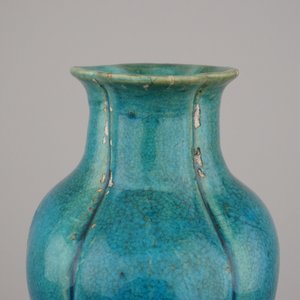 Remarquable vase en turquoise monochrome avec support sculpté en bois, Chine, 18e — photo 6