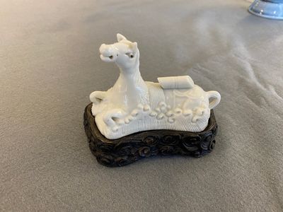 Repose-pinceaux en forme de cheval couché dans des vagues en porcelaine de Chine en blanc monochrome, 18ème — photo 1