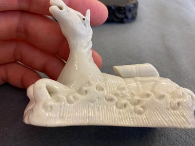 Repose-pinceaux en forme de cheval couché dans des vagues en porcelaine de Chine en blanc monochrome, 18ème — photo 3