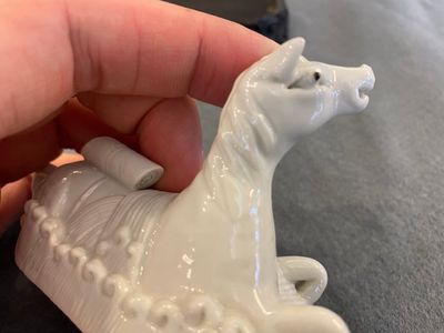 Repose-pinceaux en forme de cheval couché dans des vagues en porcelaine de Chine en blanc monochrome, 18ème — photo 5