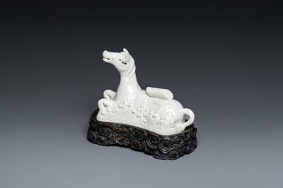 Repose-pinceaux en forme de cheval couché dans des vagues en porcelaine de Chine en blanc monochrome, 18ème