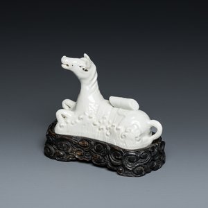 Repose-pinceaux en forme de cheval couché dans des vagues en porcelaine de Chine en blanc monochrome, 18ème — photo 1