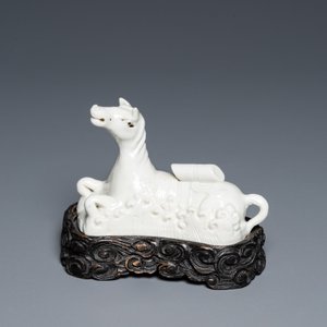 Repose-pinceaux en forme de cheval couché dans des vagues en porcelaine de Chine en blanc monochrome, 18ème — photo 2