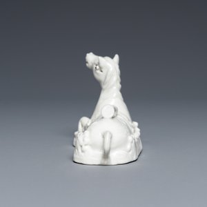 Repose-pinceaux en forme de cheval couché dans des vagues en porcelaine de Chine en blanc monochrome, 18ème — photo 4