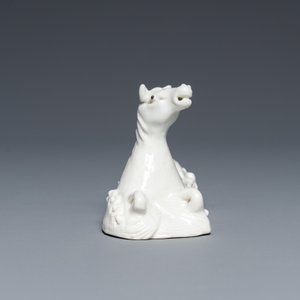 Repose-pinceaux en forme de cheval couché dans des vagues en porcelaine de Chine en blanc monochrome, 18ème — photo 6