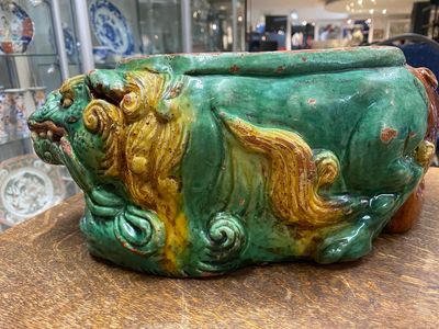 Repose-tête en grès porcelaineux à émail sancai figurant trois lions, Chine, Ming — photo 5