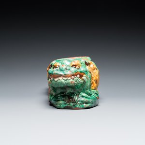 Repose-tête en grès porcelaineux à émail sancai figurant trois lions, Chine, Ming — photo 3